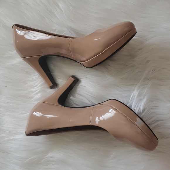 Clarks Nude Heels - Picture 2 of 9